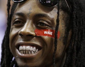 Украшение зубов для звезд дело обычное