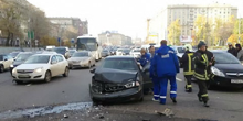 Mercedes протаранил 6 машин и мотоциклиста