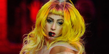 Lady Gaga свалилась с фортепиано