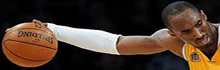 Kobe Bryant прыгает в бассейн со змеями.